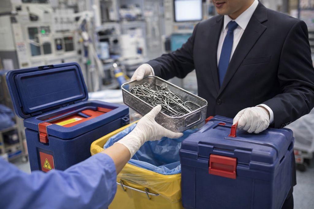 手術器具回収・滅菌輸送サービス — 使用済み手術器具の引き渡し