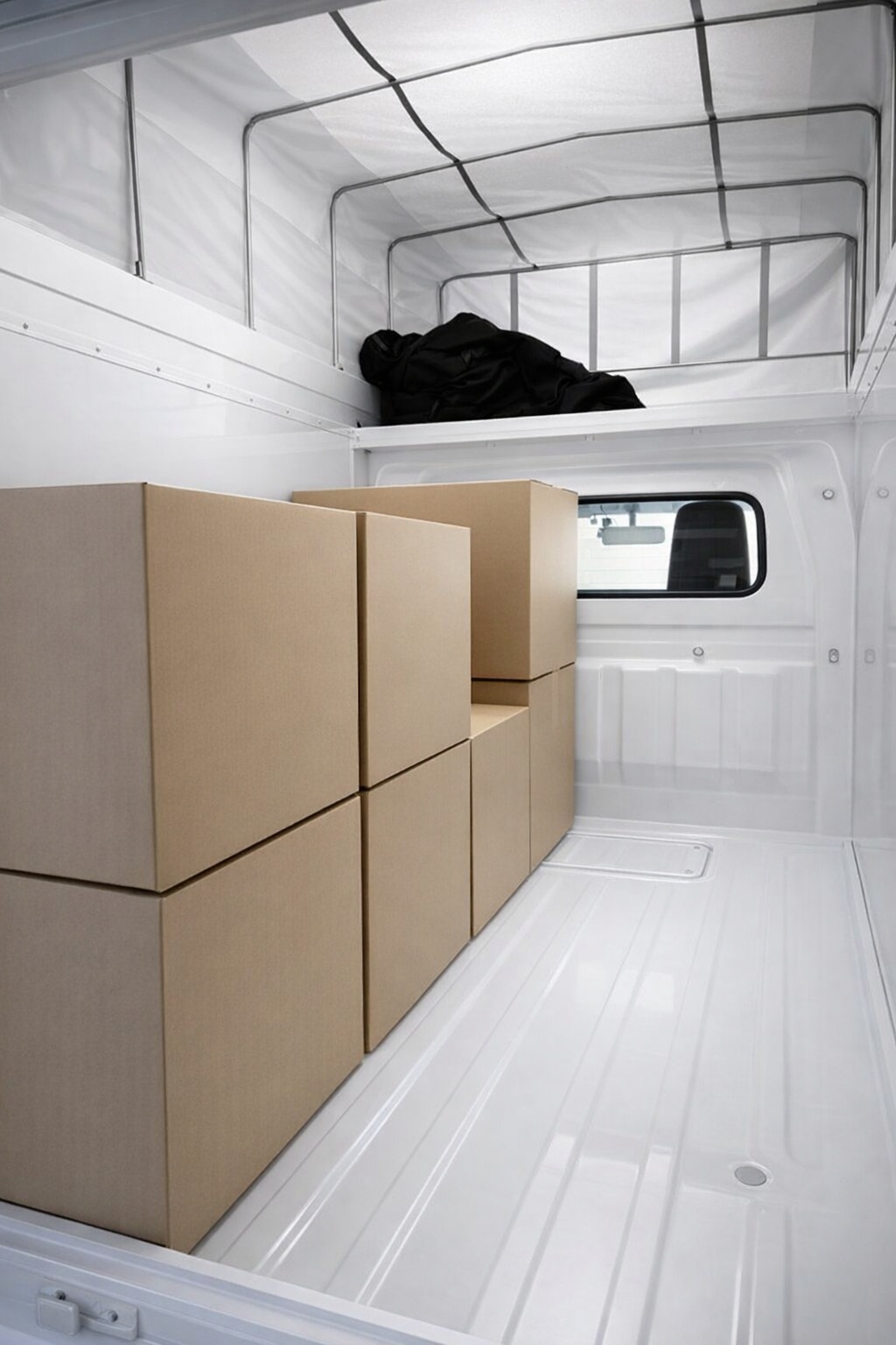 特殊トラック 荷台内部 — ウォークスルー積載空間